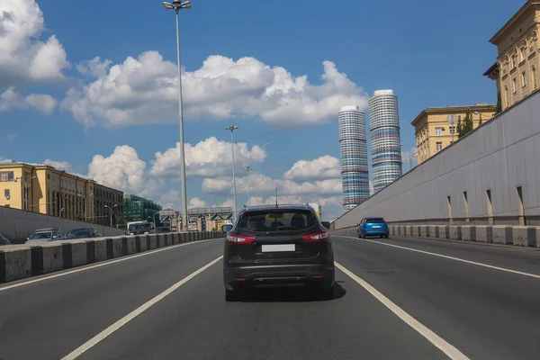 Tráfico Coches Calle Varios Carriles Ciudad Durante Día — Foto de Stock