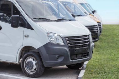 Dışarıda yeni beyaz minibüs ve minibüs sayısı