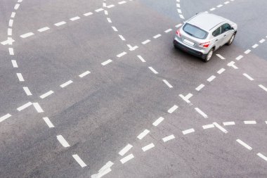 çok bantlı otoyolda araba