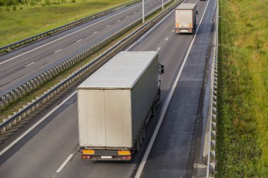 Kamyonlar taşra yolunda hareket ediyor