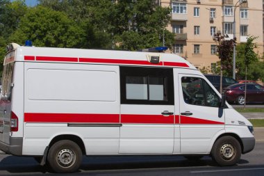Acil tıbbi servis şehir caddesine gidiyor.