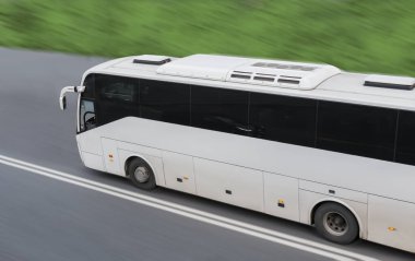 Büyük turist otobüsü şehir dışında yol boyunca ilerliyor. Bulanık hareket.