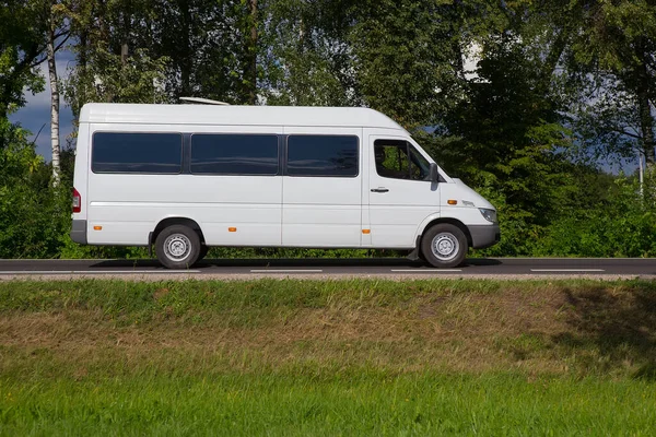 Minibus Gaat Landweg Langs Het Bos — Stockfoto