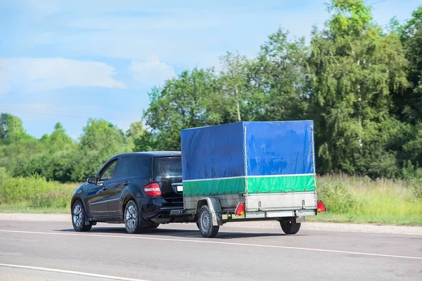 Crossover Con Rimorchio Che Muove Lungo Autostrada Fuori Città Lungo — Foto Stock