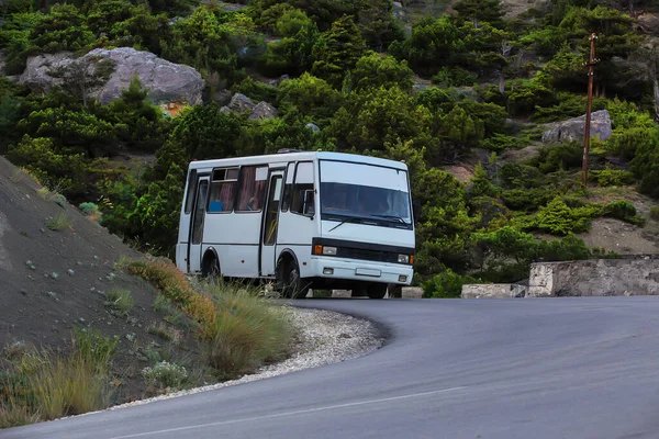 Bus Déplacent Long Une Route Sinueuse Montagne Dans Les Montagnes — Photo