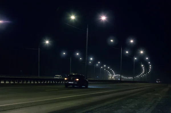 Kış Karayolu Gece Lambalarla Parıldıyor — Stok fotoğraf