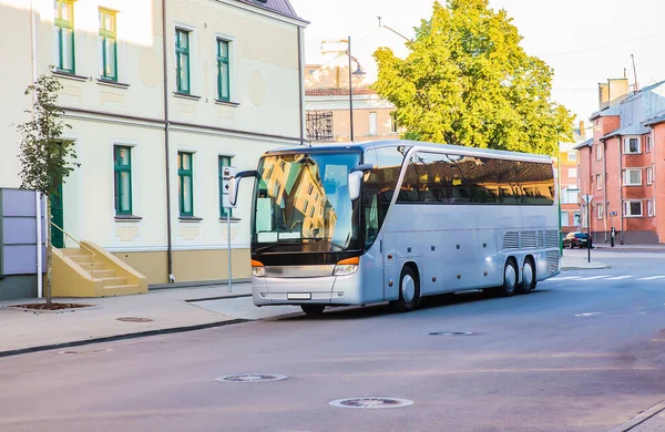 Туристичний Автобус Рухається Вниз Вулиці Міста — стокове фото