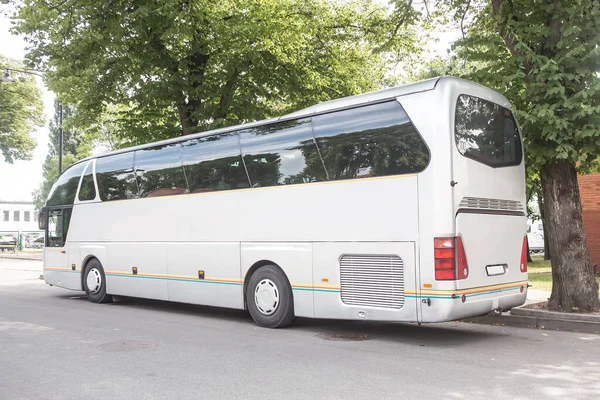 Turistický Autobus Pohybuje Podél Městské Ulice — Stock fotografie