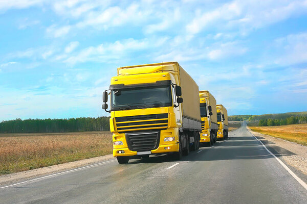 сопровождение желтых грузовиков по проселочной дороге