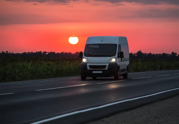 Minibús Mueve Atardecer Amanecer Una Carretera Rural —  Fotos de Stock