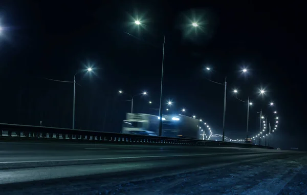 Lkw Verkehr Auf Winterlicher Autobahn Der Nacht — Stockfoto