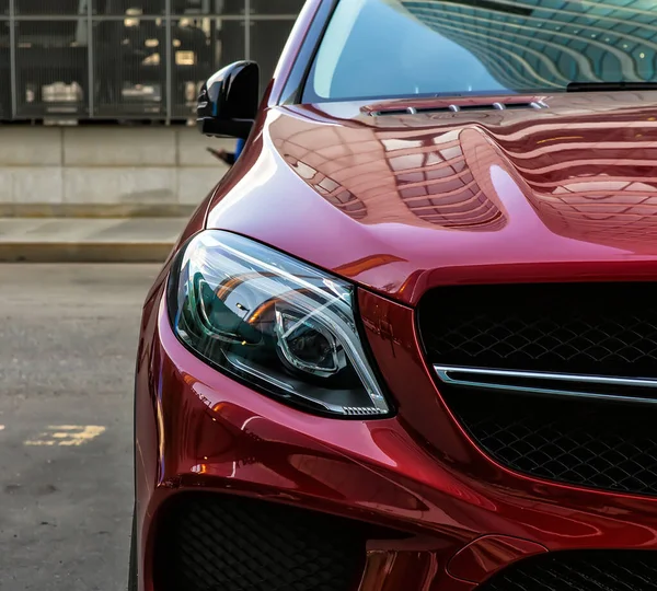 Auto Prestigio Rosso Nel Parcheggio Dell Edificio Vicino — Foto Stock