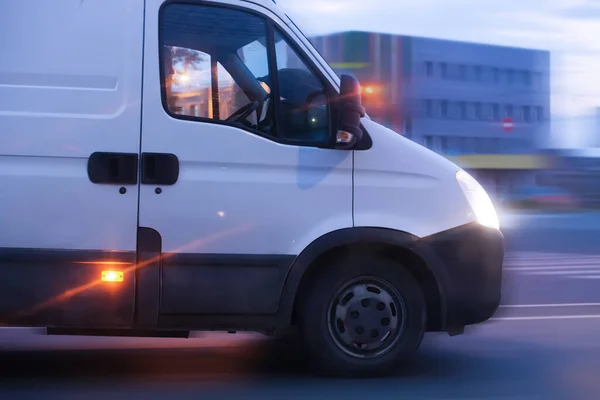 Weißer Kleinbus Fährt Nachts Durch Die Stadt — Stockfoto