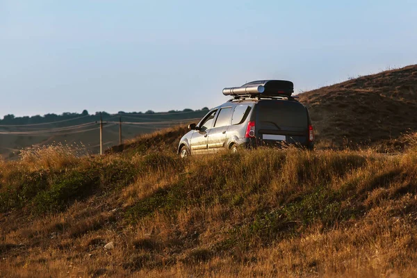 Samochód Bagażnikiem Dachowym Wycieczkę Turystyczną Górach — Zdjęcie stockowe