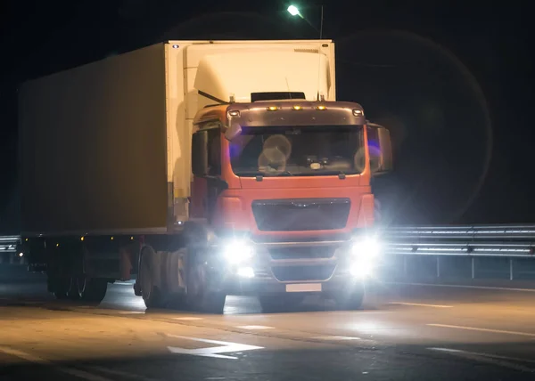 Вантажівка Рухається Шосе Вночі — стокове фото