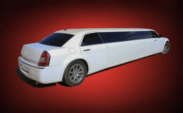 Große Weiße Limousine Auf Rotem Schwarzem Hintergrund — Stockfoto