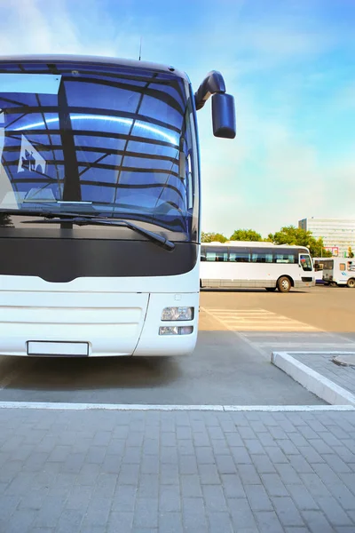 Duży Biały Autobus Turystyczny Dworcu Autobusowym — Zdjęcie stockowe