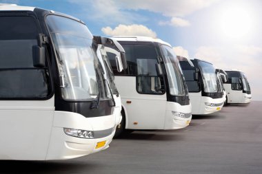 Otoparktaki büyük turist otobüsleri