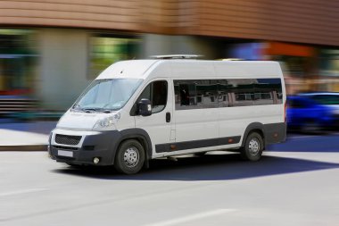 Beyaz Minibüs Şehir Caddesine Çıktı