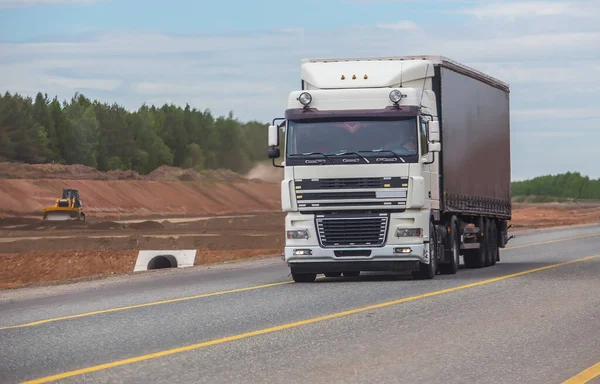 Großer Lastwagen Fährt Auf Die Autobahn — Stockfoto