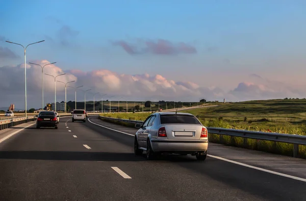 Autoverkeer Een Voorstedelijke Snelweg Bij Zonsondergang — Stockfoto