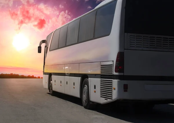 Turistický Autobus Pohybující Podél Dálnice Pod Slunnou Oblohou Při Západu — Stock fotografie