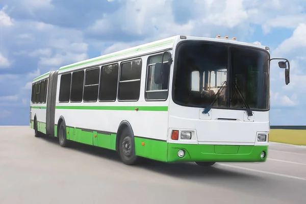 Bílý Autobus Jede Dálnici Proti Obloze — Stock fotografie
