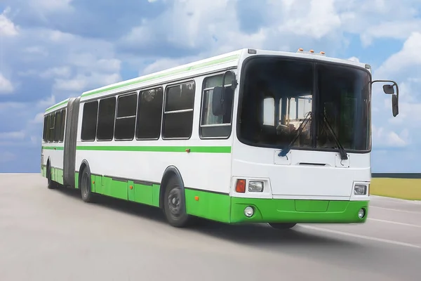 Weißer Bus Fährt Auf Autobahn Gegen Den Himmel — Stockfoto