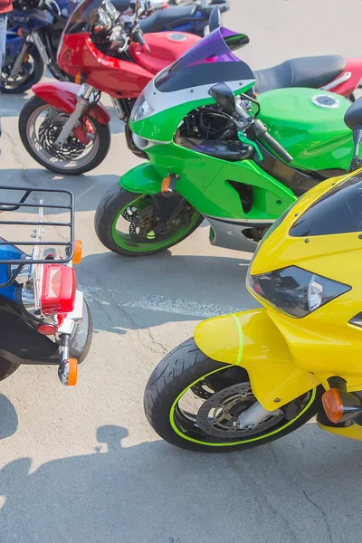 Motocicleta Roja Verde Amarilla Estacionamiento Fila Cerca — Foto de Stock