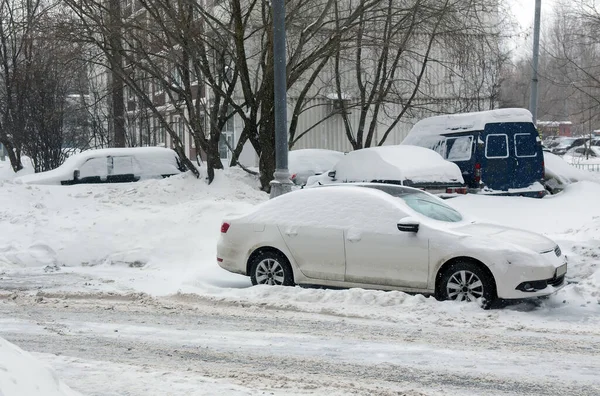 Coches Estacionamiento Invierno Bajo Nieve — Foto de Stock