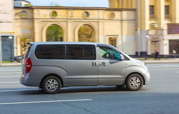 Minibusz Megy Város Utcáján — Stock Fotó