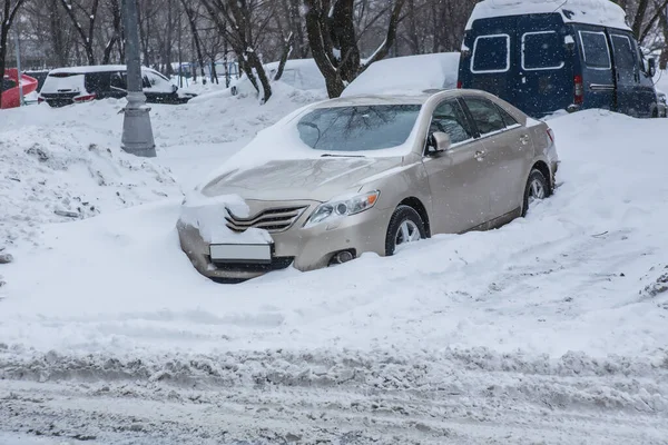 冬天在雪地下停车场里的汽车 — 图库照片