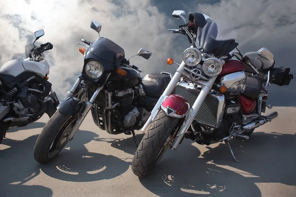 Мотоциклы Дороге Против Облачного Неба — стоковое фото