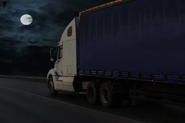 Camion Américain Déplaçant Sur Route Par Une Nuit Clair Lune — Photo