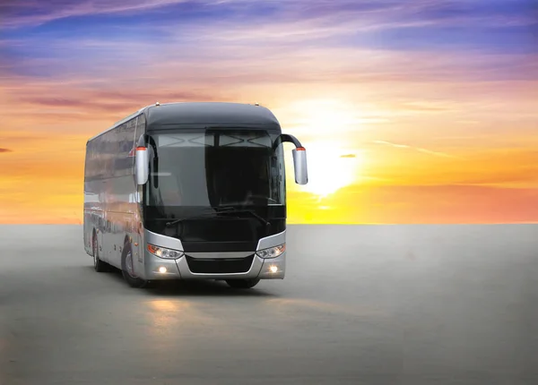 Nowoczesny Autobus Turystyczny Asfalcie Wieczorem Zachód Słońca — Zdjęcie stockowe