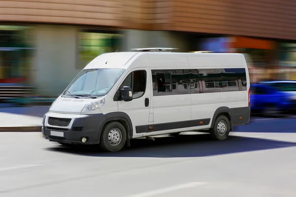 Biały Minibus Jedzie Ulicę City — Zdjęcie stockowe