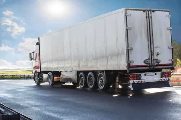 Stor Lastbil Semi Truck Går Motorvägen Till Soluppgången — Stockfoto