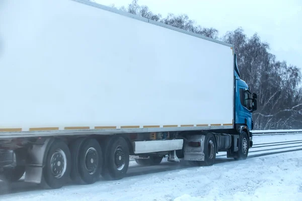 Vrachtwagen Beweegt Een Landweg Winter Sneeuw — Stockfoto