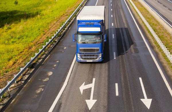 Big Powerful Truck Moves Highway — Stock Photo, Image