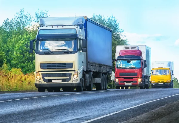 Grote Vrachtwagens Gaan Het Platteland Snelweg — Stockfoto