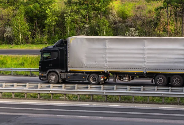 Duży Samochód Porusza Się Autostradzie Kraju — Zdjęcie stockowe