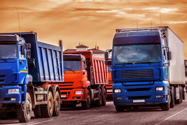 Ciężarówki Jedzie Autostradzie Godzinach Wieczornych Zachód Słońca — Zdjęcie stockowe