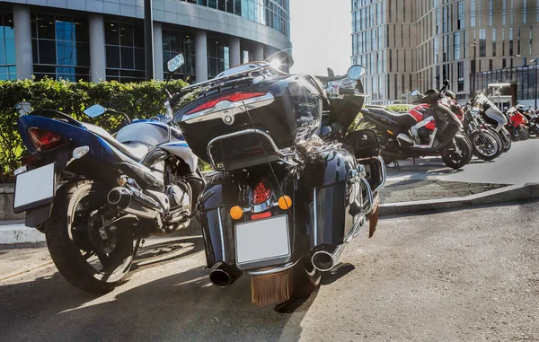 Krachtige Motorfietsen Parkeren Stad — Stockfoto