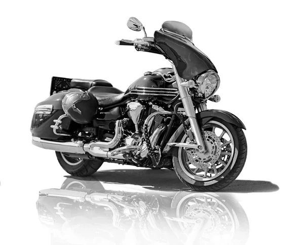 白い背景に大きな黒いパワフルなバイク — ストック写真