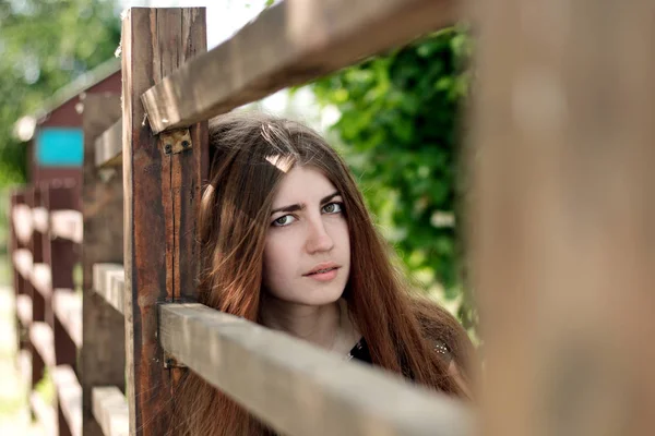 Porträt Eines Mädchens Mit Langen Braunen Haaren Zaun — Stockfoto