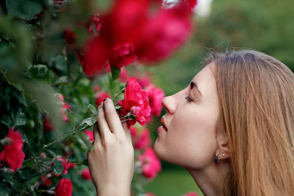 Porträt Eines Süßen Mädchens Mit Einer Rose Der Hand — Stockfoto