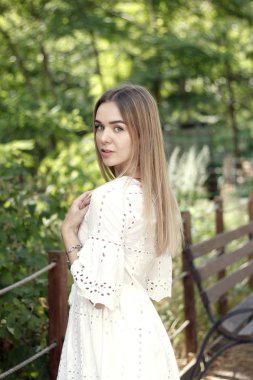 Beyaz elbiseli kız.