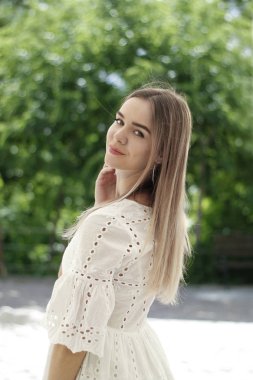 gülümseyen güzel kız