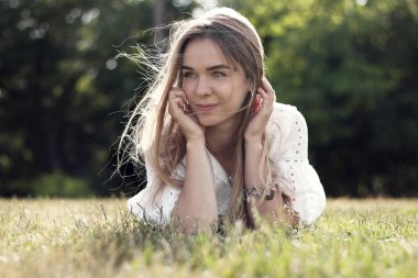 Çimenlerin üzerinde sevimli kız