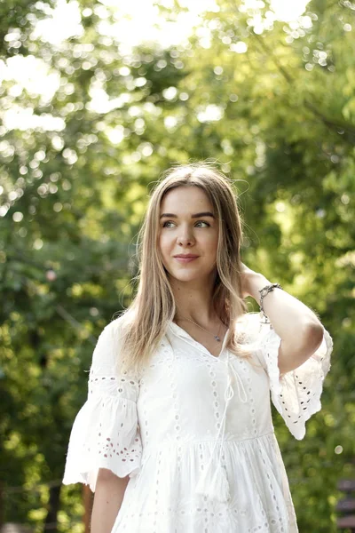 Linda chica en vestido blanco — Foto de Stock